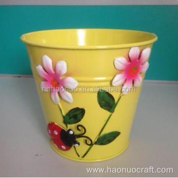 Cubos de flores de hierro con mango de madera para decoración.